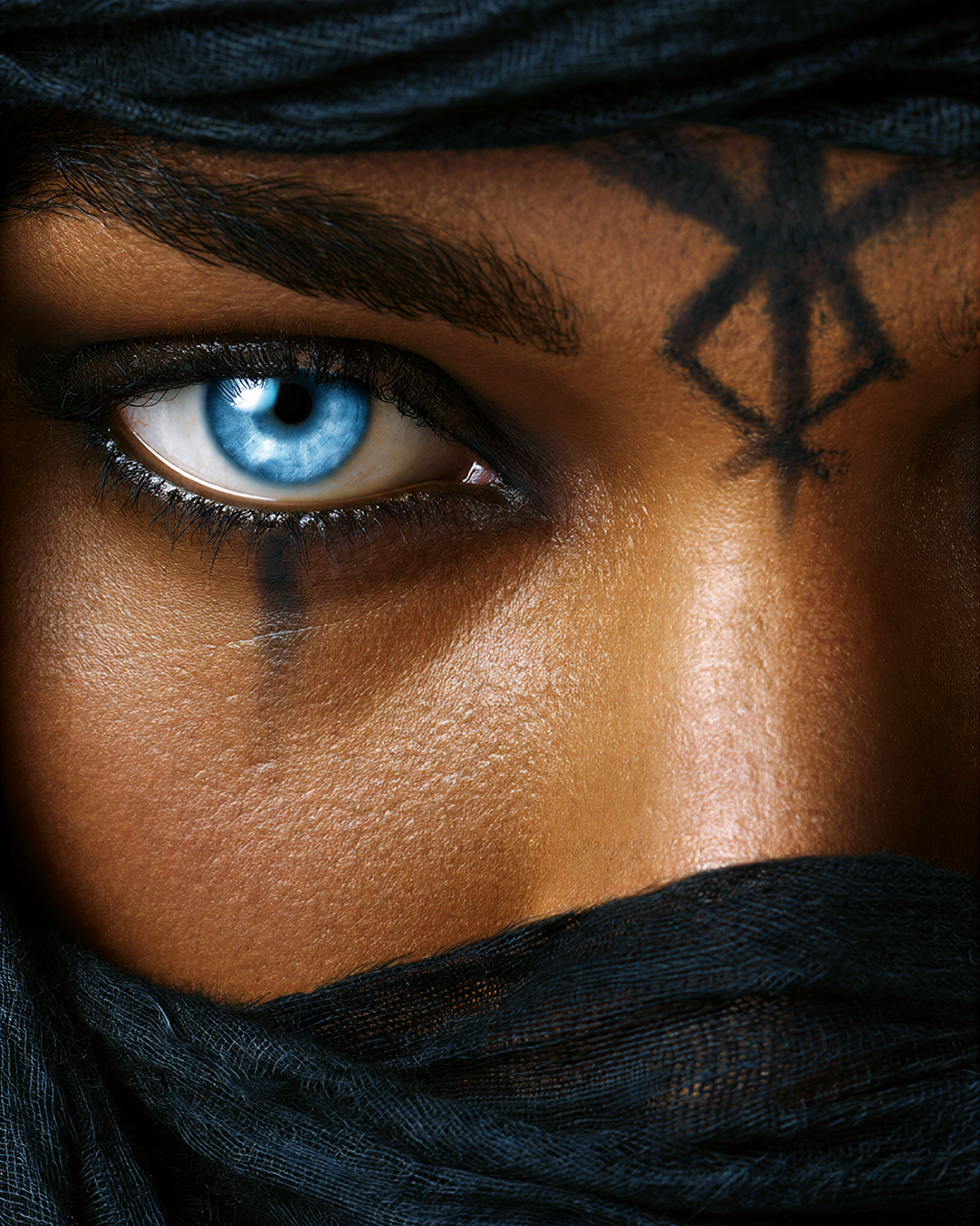 Rune: Ein blaues Auge bricht durch Schatten und Zeichen, als würde ein verborgenes Versprechen sichtbar.