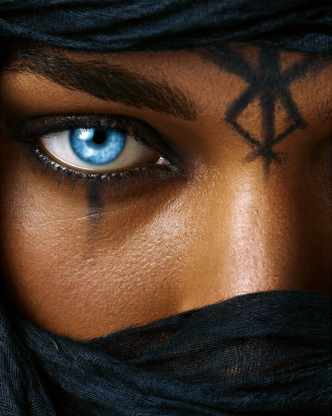 Rune: Ein blaues Auge bricht durch Schatten und Zeichen, als würde ein verborgenes Versprechen sichtbar.