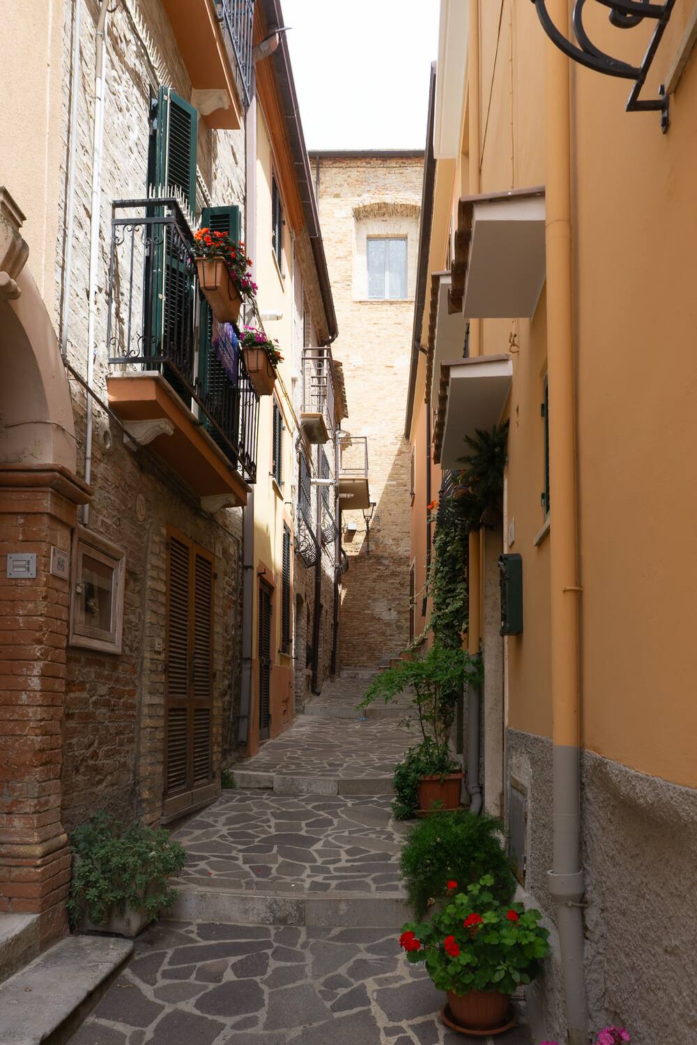 Enge Gasse mit Blumentöpfen im Original