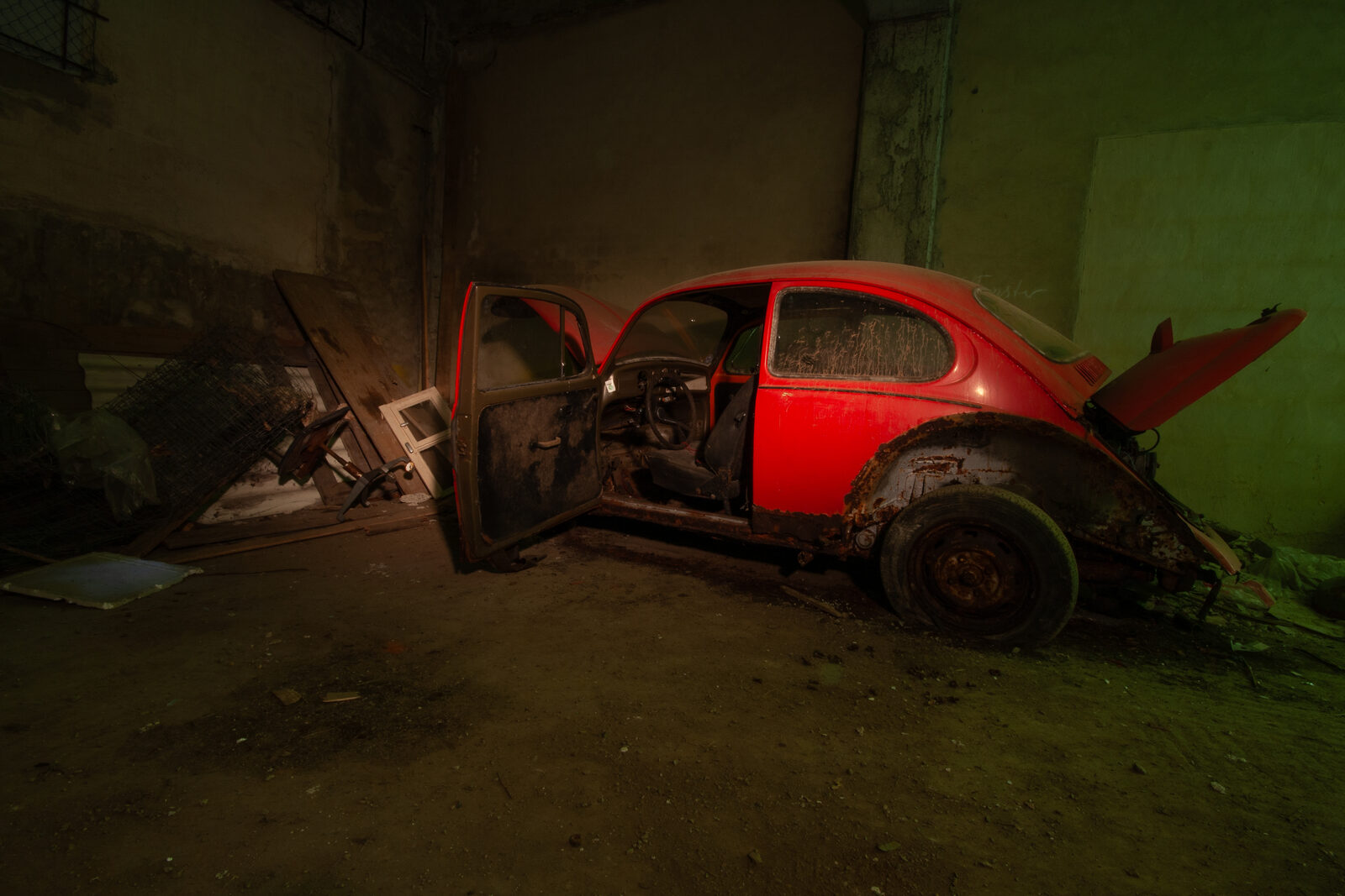 Derselbe Käfer als Foto in einer dunklen Halle mit grünlichem Schimmer