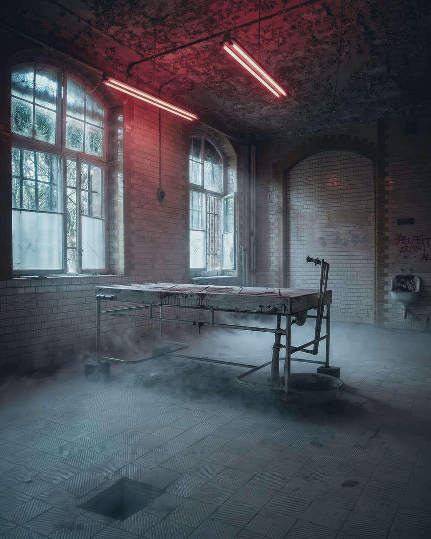 Verlassener Saal in Beelitz mit Neonröhren im Kino-Look Blaugrau matt