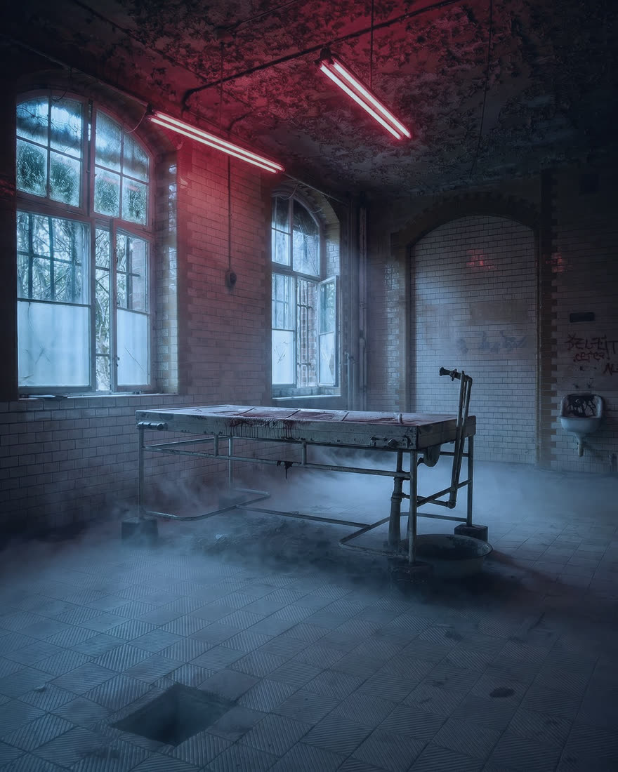 Verlassener Saal in Beelitz im Look Blaue Stunde