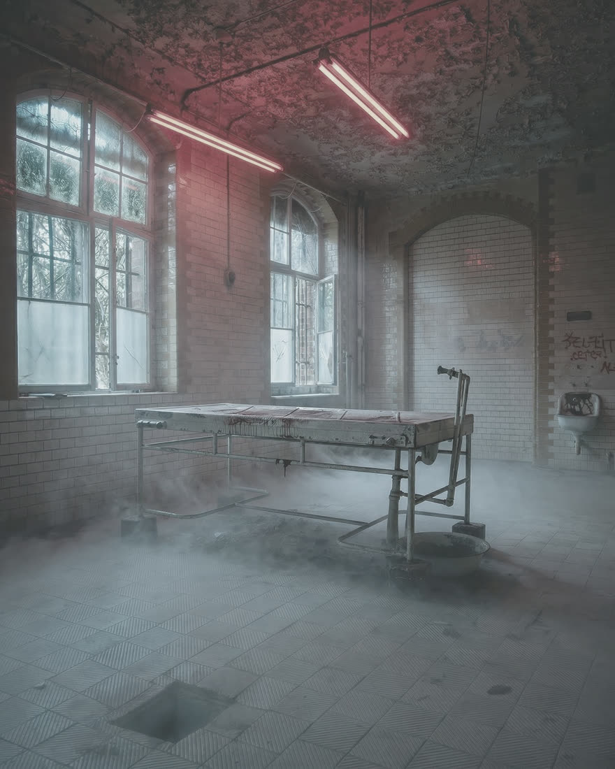 Verlassener Saal in Beelitz im Look Dunstschleier
