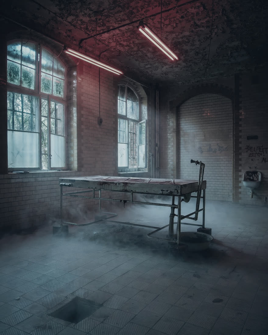 Verlassener Saal in Beelitz im Look Regennacht