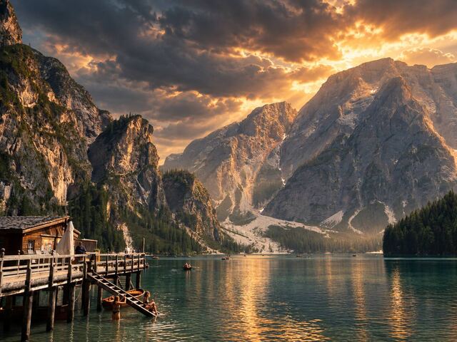 Bootshaus, See und Berge in einem Bild: der Pragser Wildsee als KI-Bild.